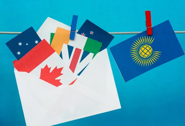 Vlajka Commonwealthu (SNS), obálka s vlajkami zemí. Den Commonwealthu karta — Stock fotografie