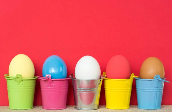 Huevos de Pascua en cubos de colores, imagen de enfoque selectivo, Tarjeta Feliz Pascua — Foto de Stock