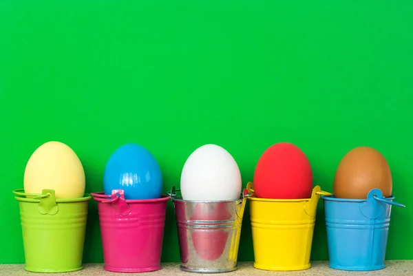 Huevos de Pascua en cubos de colores, imagen de enfoque selectivo, Tarjeta Feliz Pascua — Foto de Stock