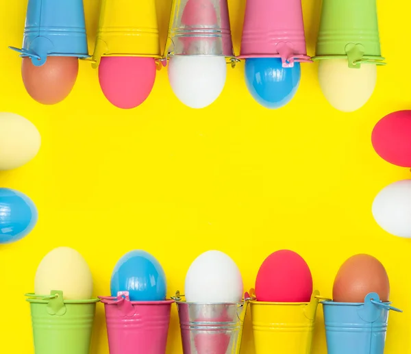 Huevos de Pascua en cubos de colores, imagen de enfoque selectivo, Tarjeta Feliz Pascua — Foto de Stock