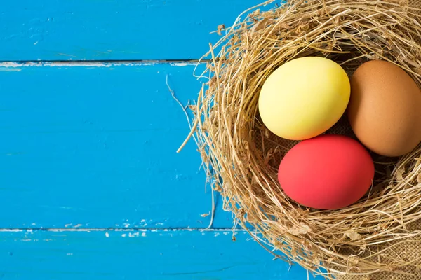 Boldog húsvéti üdvözlőlap - szöveg adható. Húsvét ikra-ban fészek rusztikus fa háttér, szelektív fókusz a kép. — Stock Fotó