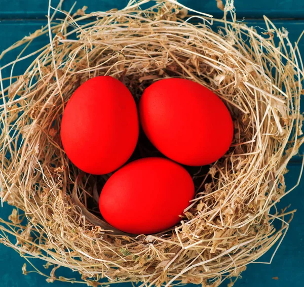 Buona Pasqua Card spazio per il testo. Uova di Pasqua in nido su sfondo rustico in legno, immagine di messa a fuoco selettiva . — Foto Stock