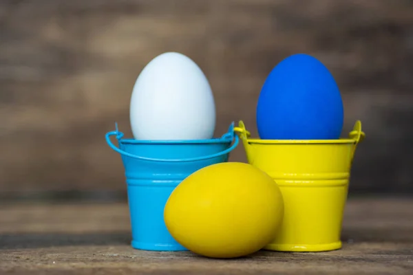 Huevos de Pascua azules y amarillos en cubos de colores, imagen de enfoque selectivo, Tarjeta Feliz Pascua — Foto de Stock