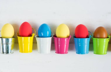 Renkli kovalar, seçici odak resim, kart mutlu Paskalya Paskalya yumurtaları