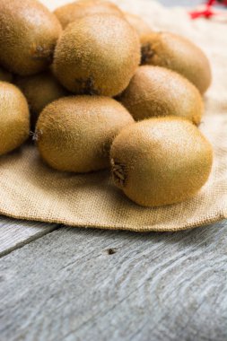 Sulu kivi ahşap arka plan, metin için yer. seçici odak