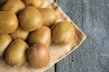 Sulu kivi ahşap arka plan, metin için yer. seçici odak