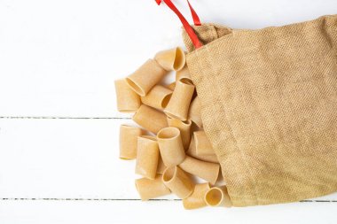 ham Paccheri makarna bileşimi. İtalyan makarna çok büyük bir tüp şeklinde çeşitli.