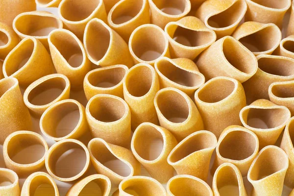 Composición de Pasta Paccheri cruda. Variedad de pasta italiana en forma de tubo muy grande . — Foto de Stock
