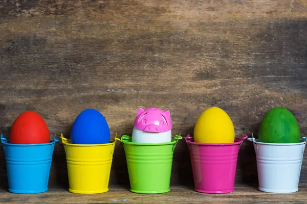 Huevos de Pascua en cubos de colores, imagen de enfoque selectivo, Tarjeta Feliz Pascua — Foto de Stock