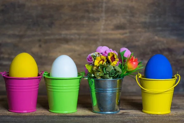Πασχαλινά αυγά με χρωματισμένους κάδους, επιλεκτική εστίαση εικόνας, καλό Πάσχα κάρτα — Φωτογραφία Αρχείου