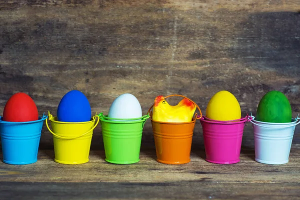 Huevos de Pascua en cubos de colores, imagen de enfoque selectivo, Tarjeta Feliz Pascua — Foto de Stock