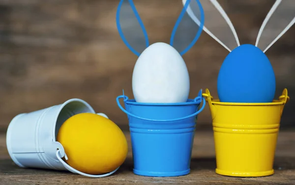 Huevos de Pascua con orejas de conejo en cubos de colores, imagen de enfoque selectivo, Tarjeta Feliz Pascua — Foto de Stock
