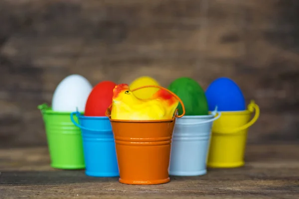 Huevos de Pascua en cubos de colores, imagen de enfoque selectivo, Tarjeta Feliz Pascua — Foto de Stock