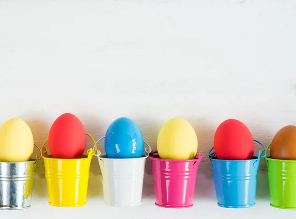 Huevos de Pascua en cubos de colores, imagen de enfoque selectivo, Tarjeta Feliz Pascua — Foto de Stock