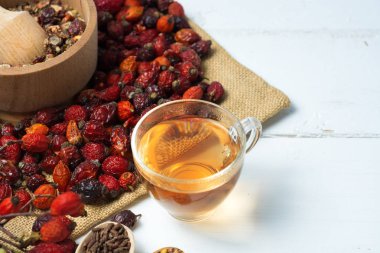 Şifalı bitkiler ve otlar kompozisyon: köpek rose, grup şube kuşburnu, türleri Rosa canina kalça bitkisel çay