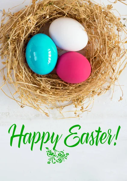 Renkli yumurta yuvada ahşap arka plan, seçici odak resim üzerinde. Mutlu Paskalya kartı - metin için yer — Stok fotoğraf