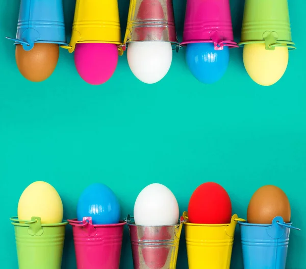 Világos színű festett tojás, fehér. Boldog húsvéti tojás kártya — Stock Fotó