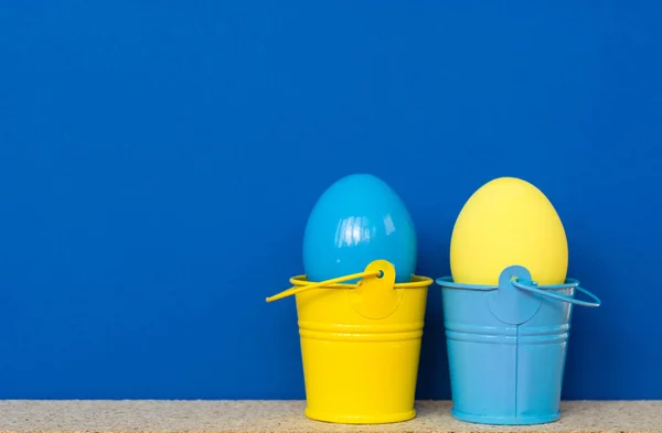 Huevos teñidos de colores brillantes en blanco. Tarjeta de huevos de Pascua feliz — Foto de Stock