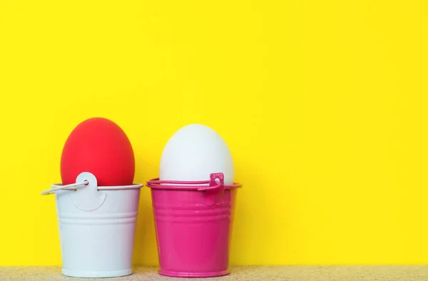 Huevos teñidos de colores brillantes en blanco. Tarjeta de huevos de Pascua feliz — Foto de Stock