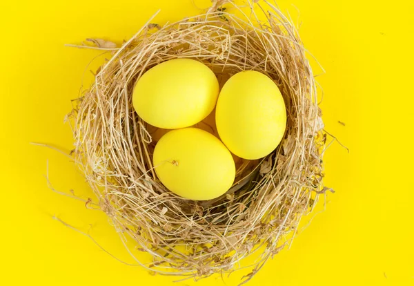 着色された黄色の卵、セレクティブ フォーカス画像。ハッピー イースター カード — ストック写真