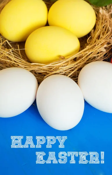 Gekleurde gele eieren, selectieve aandacht afbeelding. Happy Easter Card — Stockfoto