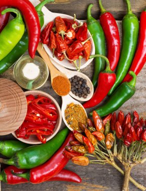 taze kırmızı ve yeşil biber eski ahşap zemin üzerinde. seçici odak resim, metin reklam alanı