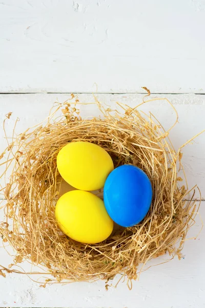 A színes tojásokat, szelektív fókusz a kép. Boldog húsvéti üdvözlőlap — Stock Fotó