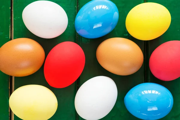 Huevos de colores, imagen de enfoque selectivo. Tarjeta de Pascua feliz — Foto de Stock