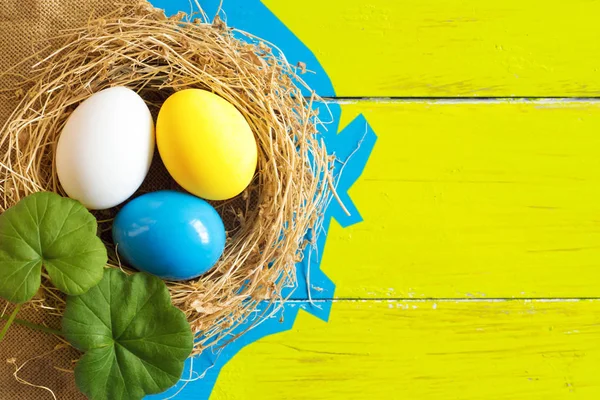 A színes tojásokat, szelektív fókusz a kép. Boldog húsvéti üdvözlőlap — Stock Fotó