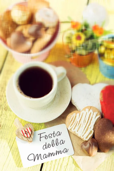 Texto de la tarjeta del día de las madres felices en italiano. Desayuno festivo por la mañana. filtro soleado — Foto de Stock