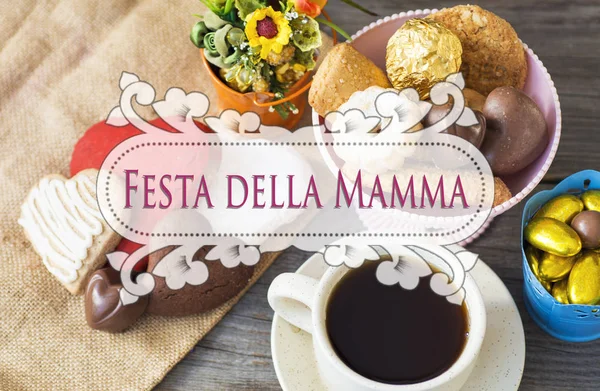 Щасливі матері день тексту картки на італійській мові. Святковий вранці сніданок. Сонячний фільтр — стокове фото