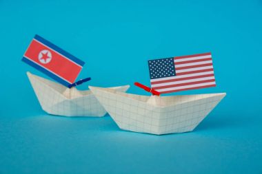 Kağıt gemi ABD bayrakları ve Kuzey Kore. Japon Denizi, kavram sevk irsaliyesi veya serbest ticaret anlaşması ve üyelik çatışma.
