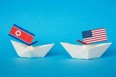 Kağıt gemi ABD bayrakları ve Kuzey Kore. Japon Denizi, kavram sevk irsaliyesi veya serbest ticaret anlaşması ve üyelik çatışma.