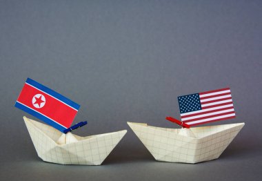 Kağıt gemi ABD bayrakları ve Kuzey Kore. Japon Denizi, kavram sevk irsaliyesi veya serbest ticaret anlaşması ve üyelik çatışma.
