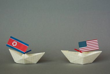 Kağıt gemi ABD bayrakları ve Kuzey Kore. Japon Denizi, kavram sevk irsaliyesi veya serbest ticaret anlaşması ve üyelik çatışma.
