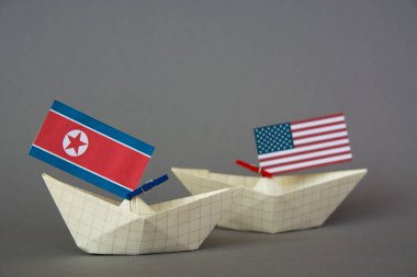 Kağıt gemi ABD bayrakları ve Kuzey Kore. Japon Denizi, kavram sevk irsaliyesi veya serbest ticaret anlaşması ve üyelik çatışma.