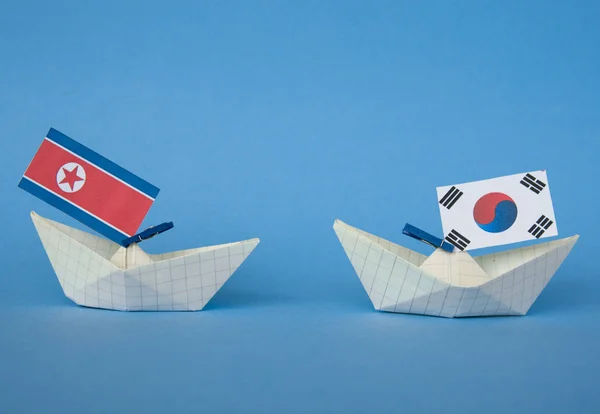 Navire de papier avec des drapeaux de la Corée du Nord et de la Corée du Sud — Photo