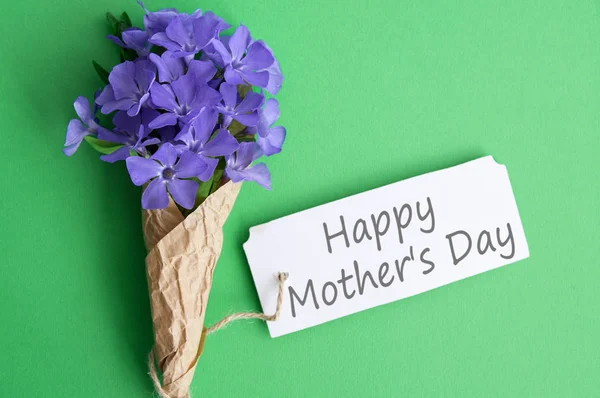 Feliz tarjeta del día de la madre. ramo de flores azules, un lugar con texto — Foto de Stock