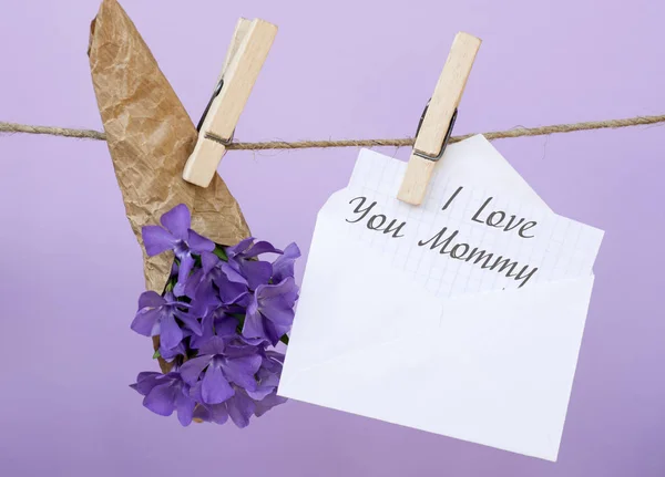 Щаслива листівка на день матері. букет з синіх квітів, місце з текстом — стокове фото