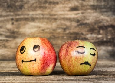 Bir elma yüz. Ahşap arka plan üzerinde Apple aile. Metin için yer