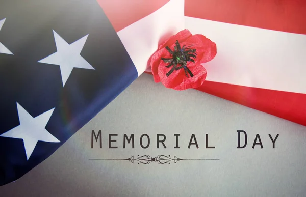 Text Memorial Day på amerikanska flaggan och en vallmo blomma bakgrund — Stockfoto