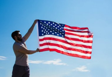 adam sallama Amerikan ABD bayrağı tutuyor. Anma Günü kartı