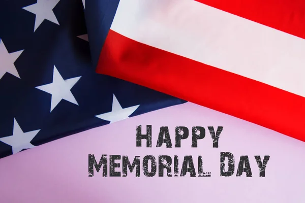 Texto Memorial Day na bandeira americana E um fundo de flor de papoula — Fotografia de Stock