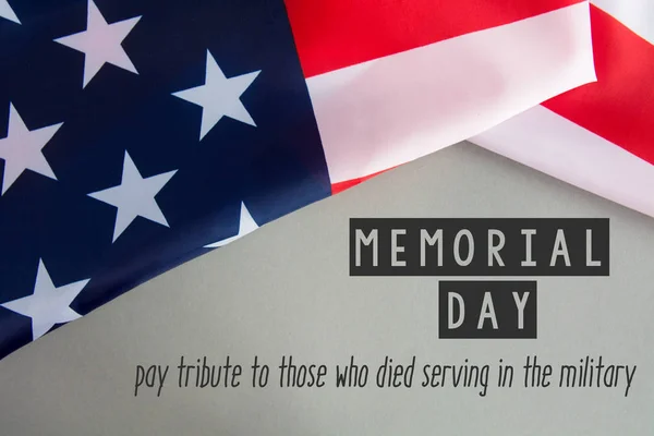 Texto Memorial Day na bandeira americana E um fundo de flor de papoula — Fotografia de Stock