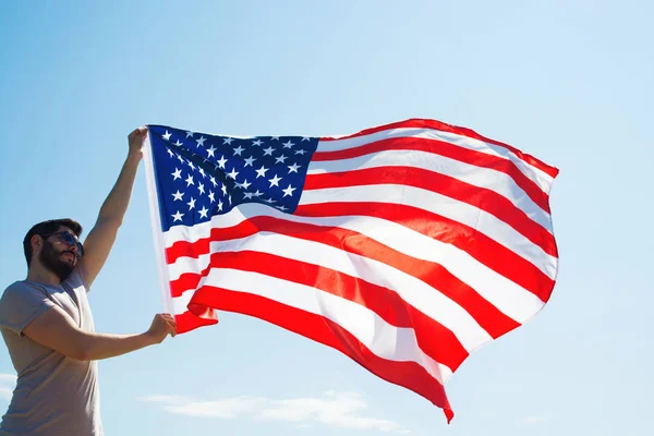 Homem está segurando acenando bandeira americana dos EUA. cartão do dia memorial — Fotografia de Stock