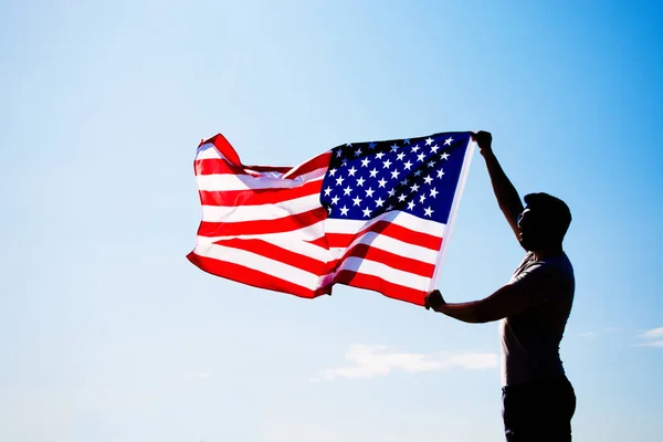 Homem está segurando acenando bandeira americana dos EUA. cartão do dia memorial — Fotografia de Stock
