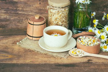 Papatya kuru çiçekleri, kurutulmuş papatya çiçekleri ile bitkisel papatya çayı fincan. Doktor tedavi ve Önleme kavramının bağışıklık, tıp - halk, alternatif, tamamlayıcı, geleneksel tıp