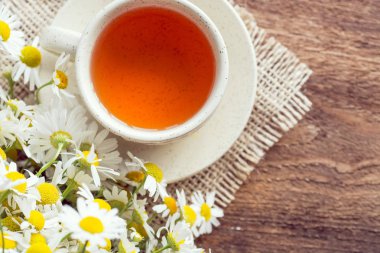 Papatya kuru çiçekleri, kurutulmuş papatya çiçekleri ile bitkisel papatya çayı fincan. Doktor tedavi ve Önleme kavramının bağışıklık, tıp - halk, alternatif, tamamlayıcı, geleneksel tıp