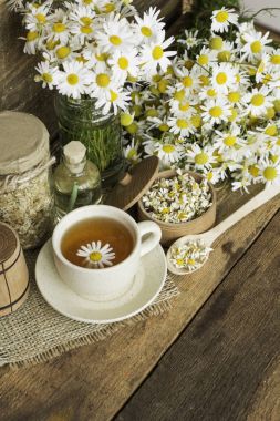 Papatya kuru çiçekleri, kurutulmuş papatya çiçekleri ile bitkisel papatya çayı fincan. Doktor tedavi ve Önleme kavramının bağışıklık, tıp - halk, alternatif, tamamlayıcı, geleneksel tıp