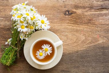 Papatya kuru çiçekleri, kurutulmuş papatya çiçekleri ile bitkisel papatya çayı fincan. Doktor tedavi ve Önleme kavramının bağışıklık, tıp - halk, alternatif, tamamlayıcı, geleneksel tıp